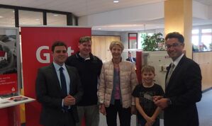 Florian Wahl MdL; Jürgen Schwab, Filialleiter; Ingrid Münnig- Gaedke, BM Michael Lutz